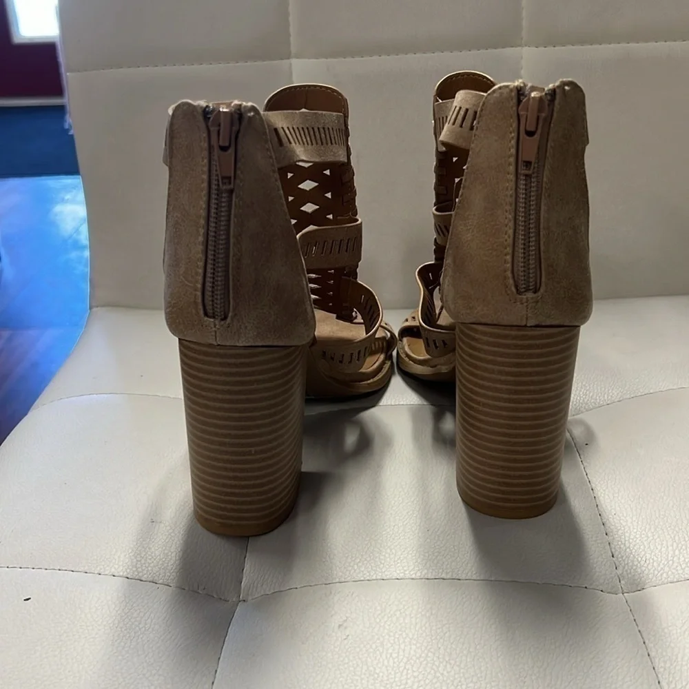 QUPID size 7 1/2 heel with zippered back Perfect for dressing up a summer outfit